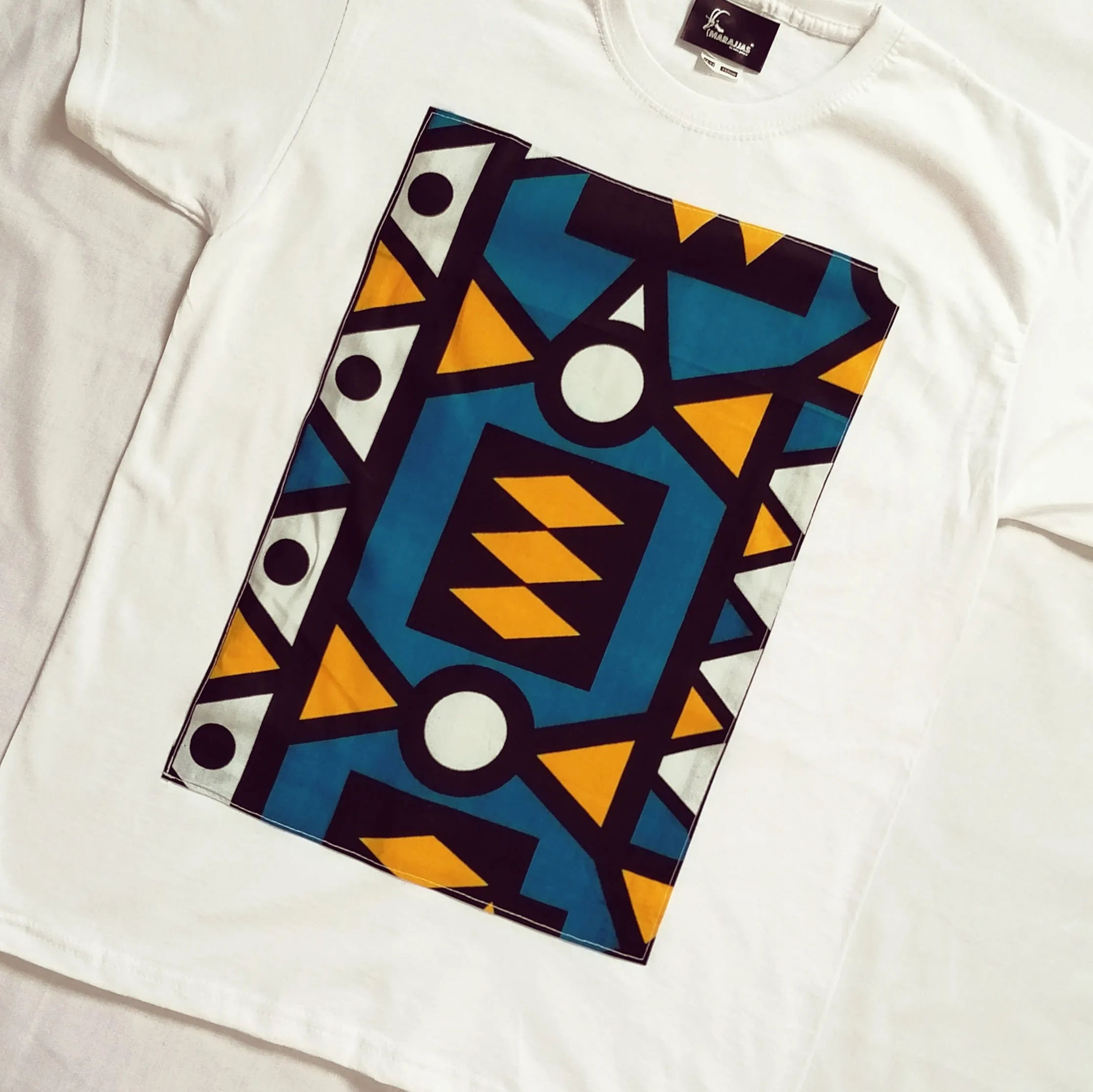 T-shirt in White with royal blue Samakaka print.